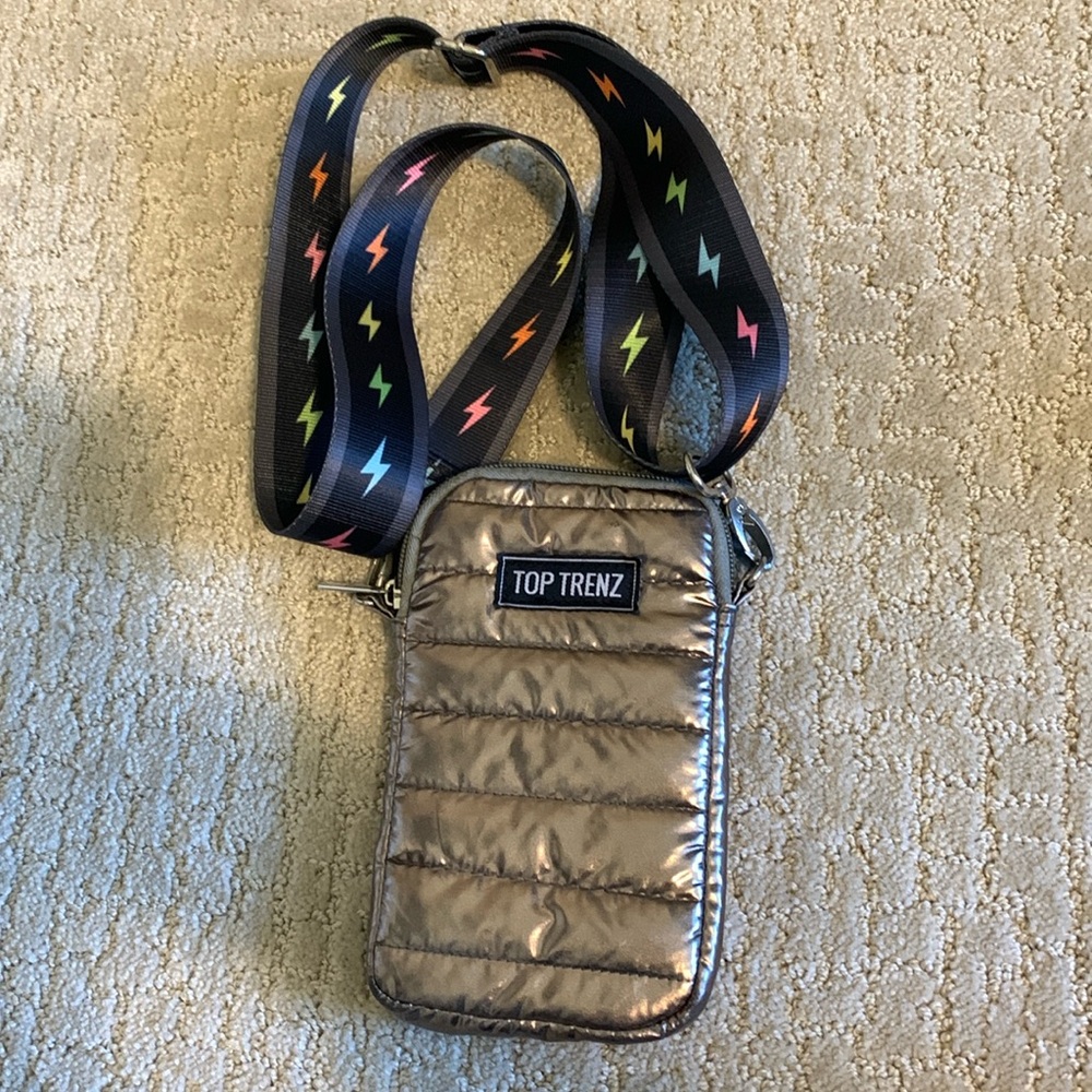 Top Trenz silver phone crossbody, barely used